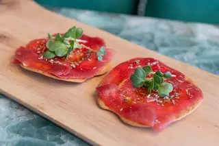 Pizza crujiente de láminas de atún