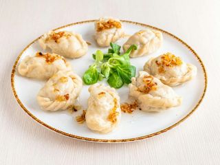 Pierogi z mięsem kraszone cebulą, surówka  8 szt.