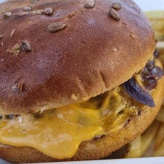 Smashed Burger cu Cartofi Prăjiți