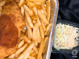 Gordon bleau cu Cartofi prajiti si salata de varza