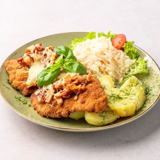 Kotlet schabowy z boczkiem i serem