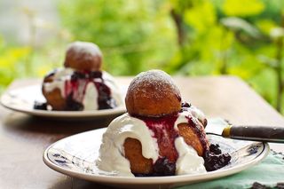 2 Papanasi cu dulceata si smantana