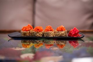 Горячий рол з лососем