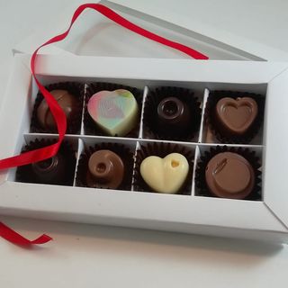 Cutie alba cu 8 Praline asortate