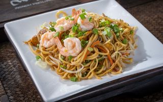 Spaghetti saltati con gamberi虾仁炒面