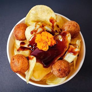 Patatine chips con salsa teriyaki e polpettine di polipo