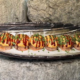 Запечений рол з лососем татакі 