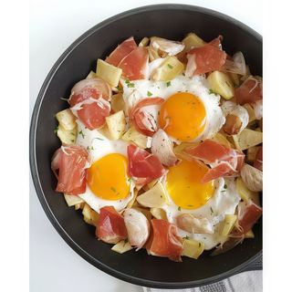 Patatas pochadas con huevos y un ingrediente a elegir