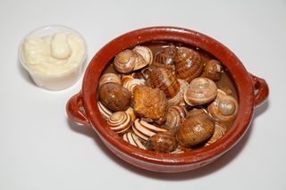 Ración Caracoles (500 G.) con Tarrina Alioli