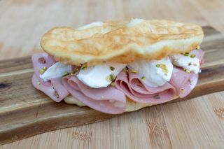 gnocco fritto di Modena mortadella igp e stracciatella 