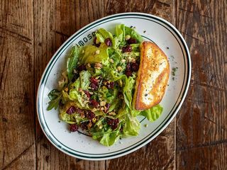 Sałatka z serem halloumi i suszonymi wiśniami