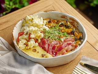 Банош з сиром Бринза, смаженими мідіями та беконом (360г)