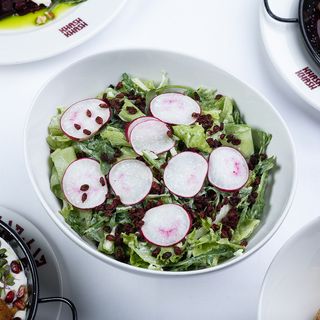 მწვანე სალათი ყაბაყით, ბოლოკით და იოგურტით