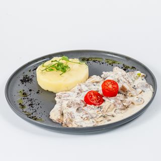 Бефстроганов с гарниром и грибами