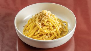 Spaghetti Ajo e Ojo con mollica di pane tostato
