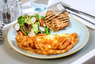 Omletă cu pancetta și brânză fontina