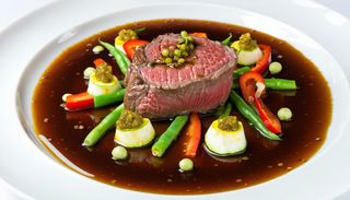 Mușchi de vită românesc, legume la plită, sos brun cu piper verde