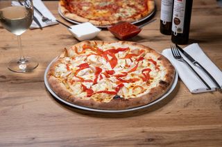 Pizza cu pui si feta