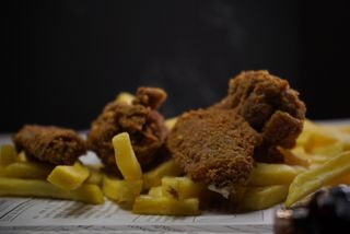 Четири парчета пикантни пържени пилешки крилца