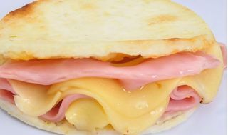 Arepa De Jamón Y Queso amarillo