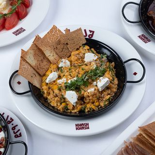 ყვავილოვანი კომბოსტო მუხუდოთი, ისპანახით და ტაჰინით