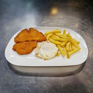Pollo Empanado, Patatas Y Huevo
