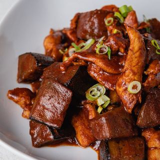 Pollo al curry rojo con berenjenas 