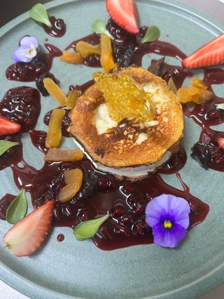 Запечено козе сирене със сладко от нар