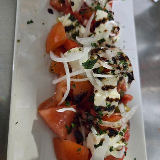 Ensalada de tomate con queso fresco 