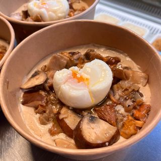 Crema de boletus, setas salteadas y huevo poché