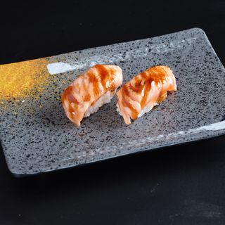 94.Nigiri de salmón flameado (3 uds.)
