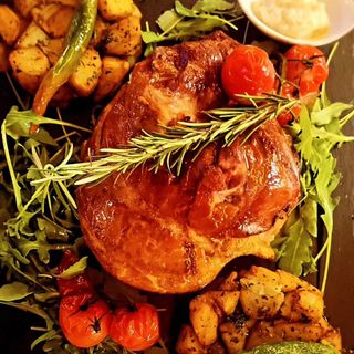 Ciolan de porc cu cartofi aromatizati