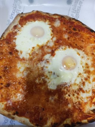Pizza con uovo