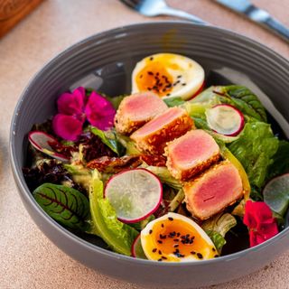 Теплий салат з тунцем 