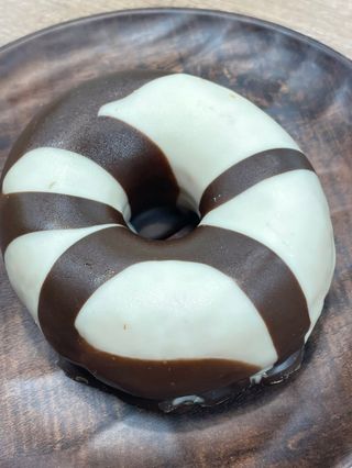 Донът с шоколадова глазура