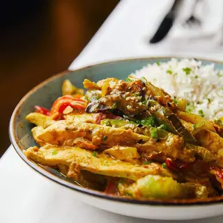 Wok de pollo con verduras salteadas y curry especiado con arroz
