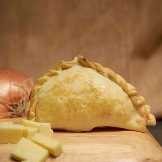 Empanada de queso y cebolla caramelizada