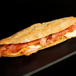 Pepito de lomo y queso y bacón +1 coca cola