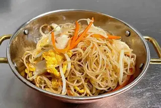 124. Spaghetti di riso con pollo