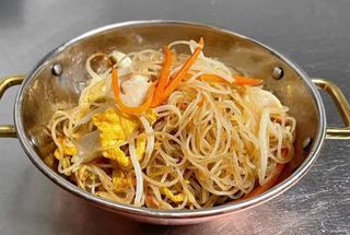 124. Spaghetti di riso con pollo