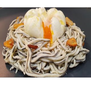 Huevo rotos con gulas