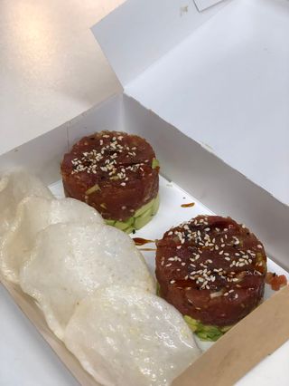 Tatar z tuńczyka z chipsami krewetkowymi