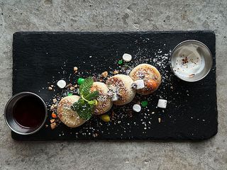 СИРНИКИ ЗІ СМЕТАНОЮ ТА ДЖЕМОМ ЙОШТА- БАНАН (265g)