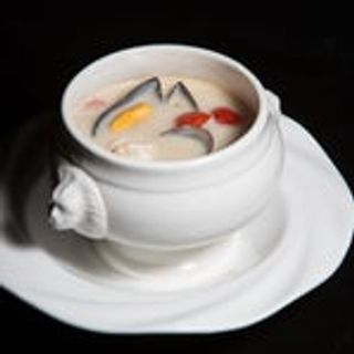 354 Zuppa di cocco con gamberi e pesce