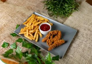 Stripsy z kurczaka z frytkami