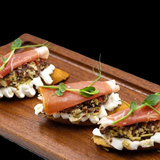 Брускети с прошуто 