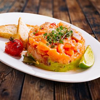 Tar-tar cu somon si mousse de avocado