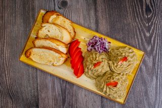 Salata de vinete cu rosii si paine prajita