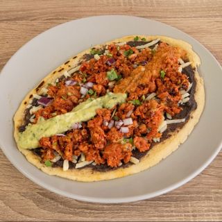 Huaraches de chori con queso