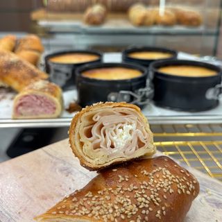 CACHITO PAVO, QUESO CREMA Y SESAMO